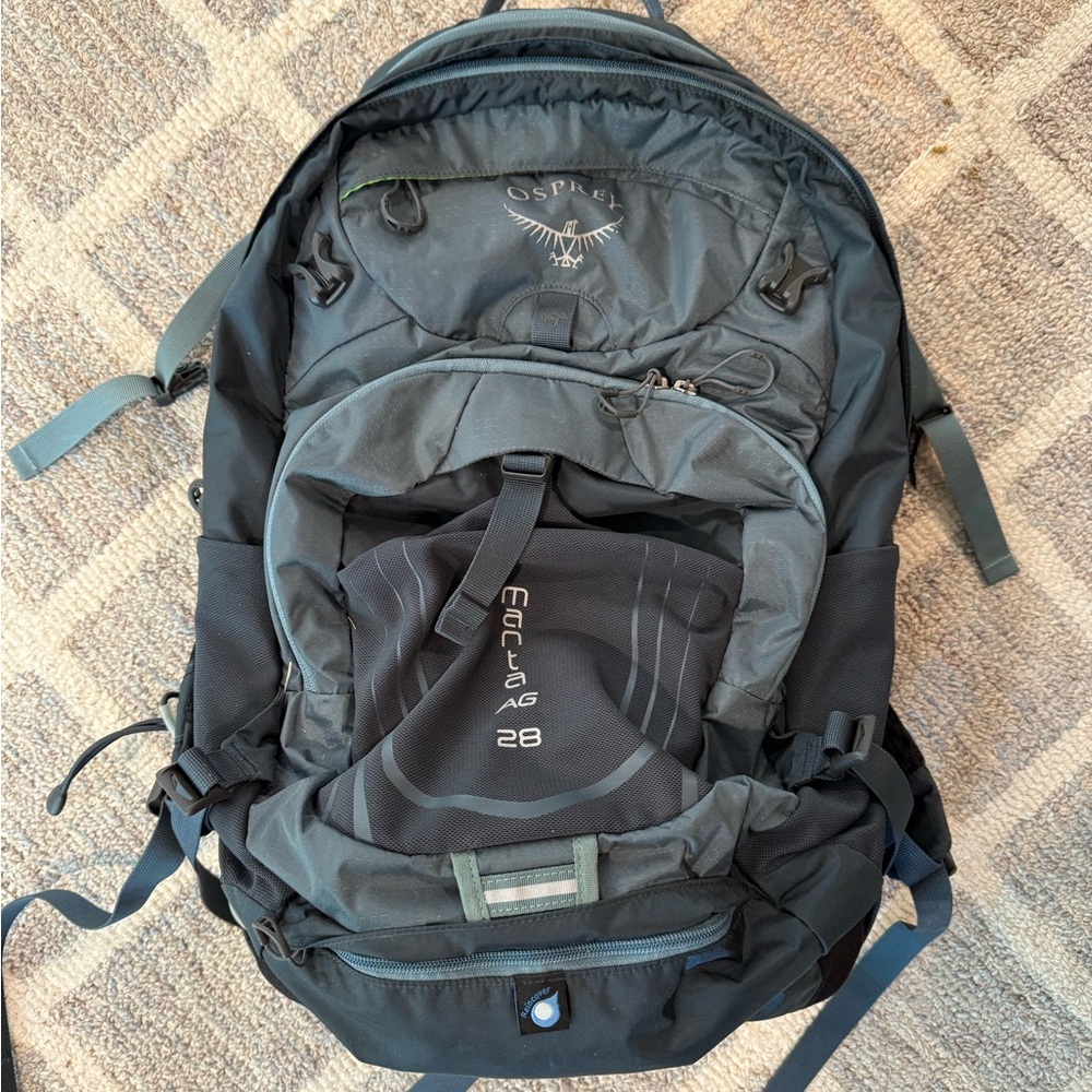 Osprey Manta 28L Gray Hiking Backpack Durable Multi-Compartment Design